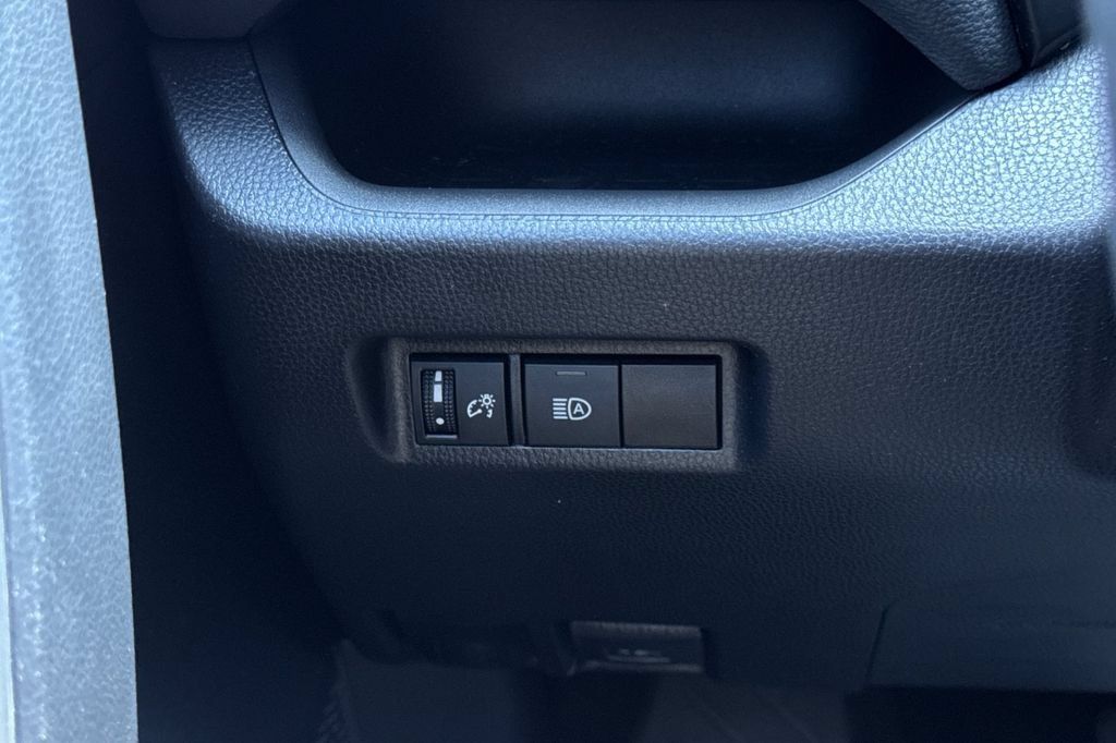 Used 2021 Toyota RAV4 XLE AWD/4WD image 33