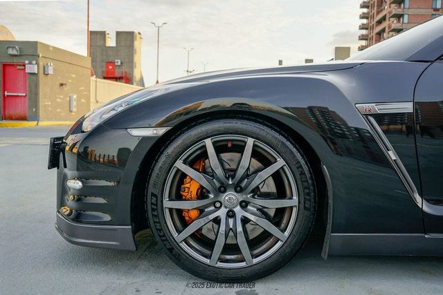 Used 2014 Nissan GT-R Premium w/ Premium Interior Package AWD/4WD image 4