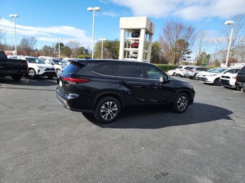Used 2023 Toyota Highlander XLE image 7