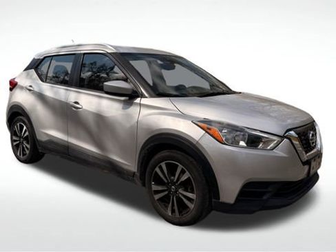 Used 2020 Nissan Kicks SV image 2