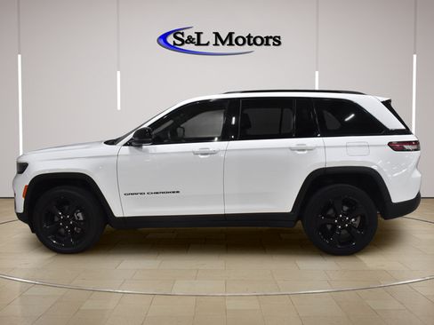 Used 2023 Jeep Grand Cherokee Altitude AWD/4WD image 4