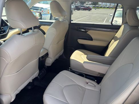 Used 2023 Toyota Highlander Limited AWD/4WD image 25