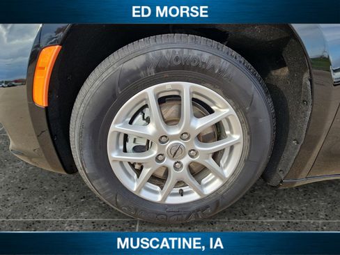 Used 2024 Chrysler Pacifica Touring-L image 9