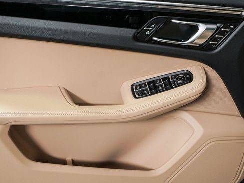 Certified 2026 Porsche Macan Turbo AWD/4WD image 6