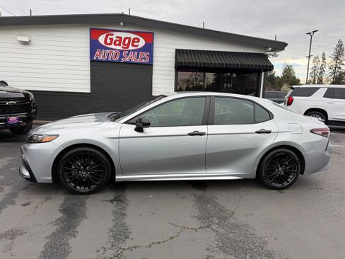 Used 2021 Toyota Camry SE image 3