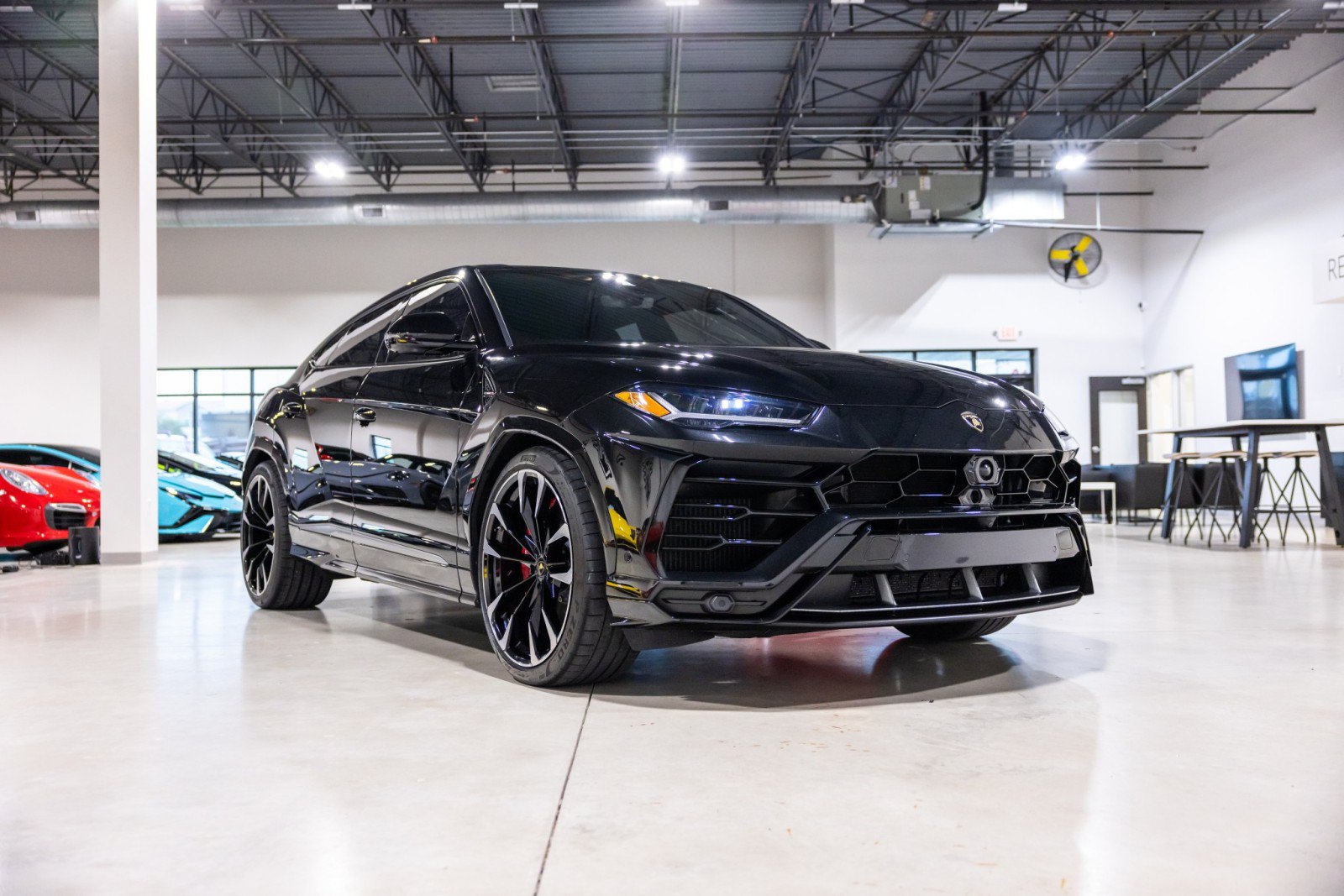 Used 2020 Lamborghini Urus AWD/4WD image 3