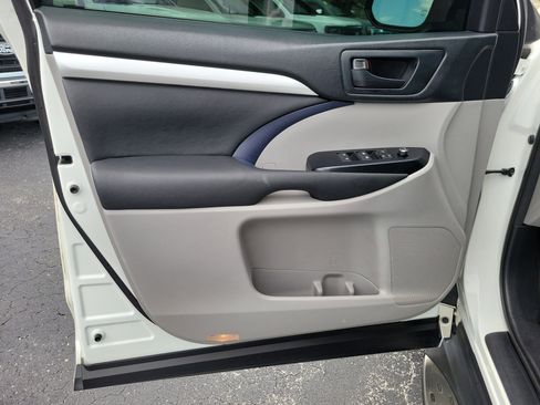 Used 2018 Toyota Highlander LE FWD image 16