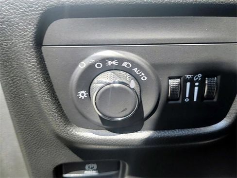 Used 2025 Jeep Grand Cherokee Laredo X image 39