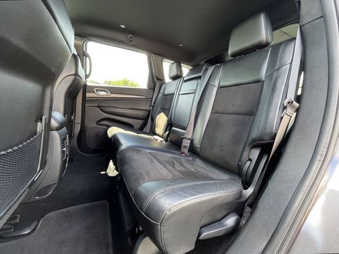 Used 2019 Jeep Grand Cherokee Laredo w/ Laredo X Package AWD/4WD image 16