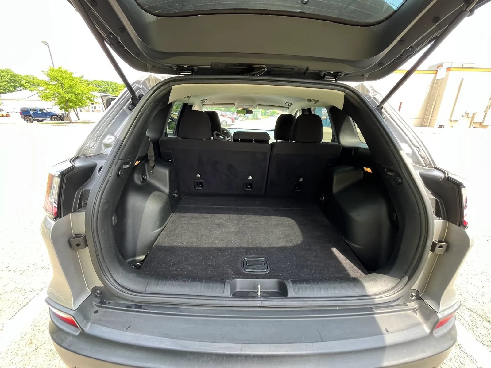 Used 2019 Jeep Cherokee Latitude w/ Popular Appearance Group FWD image 14