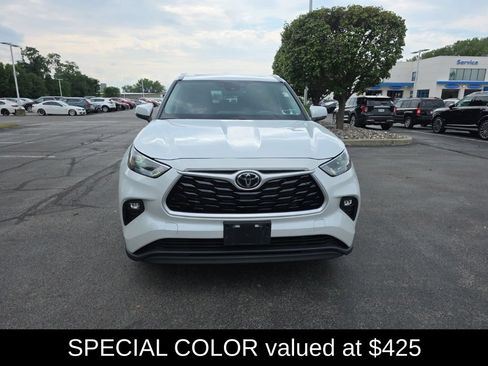 Used 2022 Toyota Highlander XLE AWD/4WD image 2