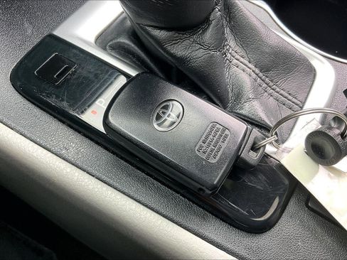 Used 2018 Toyota Highlander XLE AWD/4WD image 14