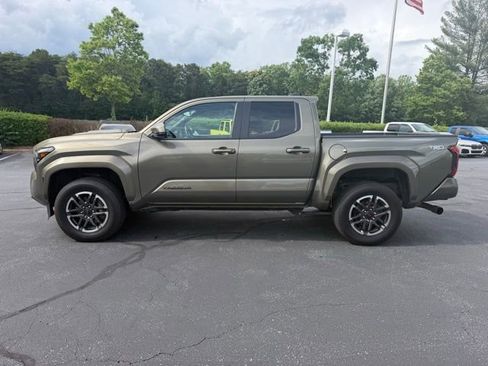 Used 2024 Toyota Tacoma TRD Sport AWD/4WD image 4