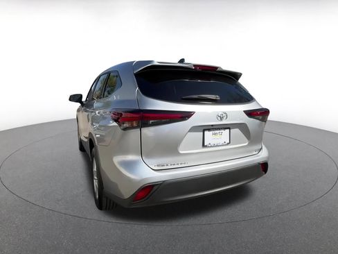 Used 2025 Toyota Highlander LE image 11