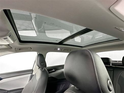 Used 2022 Volkswagen Taos SE image 4