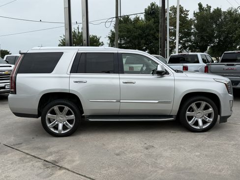 Used 2016 Cadillac Escalade Luxury RWD image 3