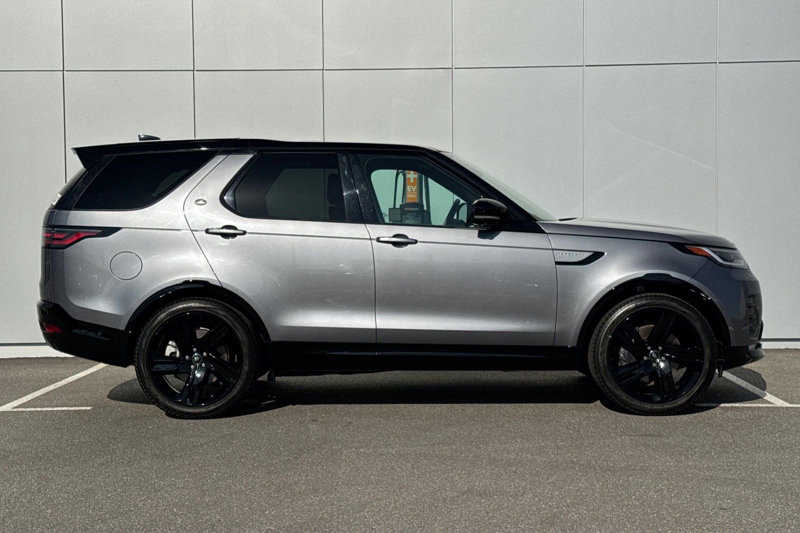Used 2025 Land Rover Discovery Dynamic SE AWD/4WD image 6