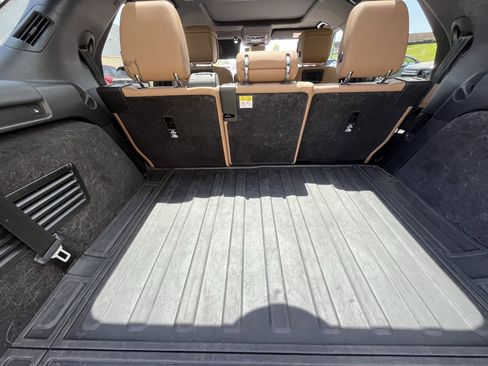 Certified 2023 Land Rover Discovery Metropolitan Edition AWD/4WD image 32