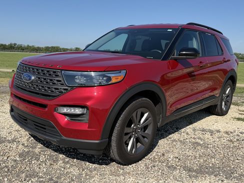 Used 2023 Ford Explorer XLT w/ Equipment Group 202A AWD/4WD image 13