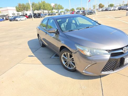 Used 2016 Toyota Camry SE FWD image 1