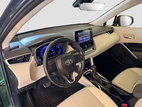 Used 2022 Toyota Corolla Cross XLE w/ Convenience Package image 9