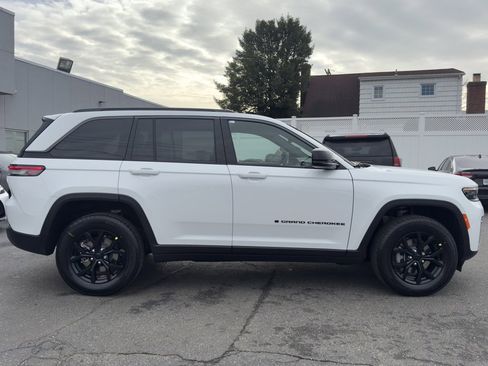 New 2026 Jeep Grand Cherokee Altitude image 8