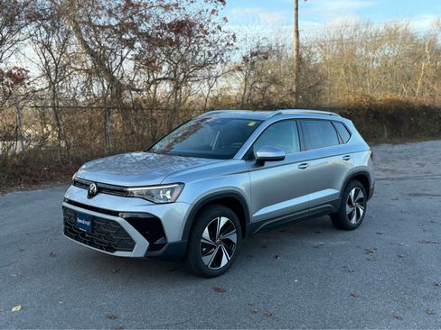 Certified 2025 Volkswagen Taos SE w/ Panoramic Sunroof Package image 3