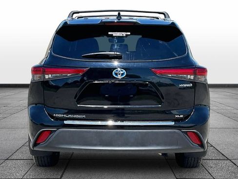 Used 2022 Toyota Highlander XLE AWD/4WD image 4