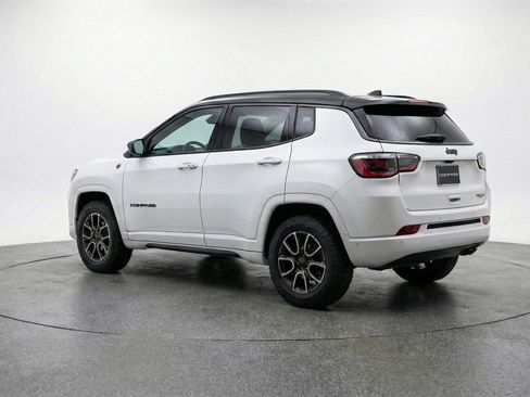 Used 2025 Jeep Compass Trailhawk AWD/4WD image 6