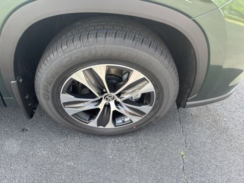 New 2025 Toyota Highlander XLE image 10