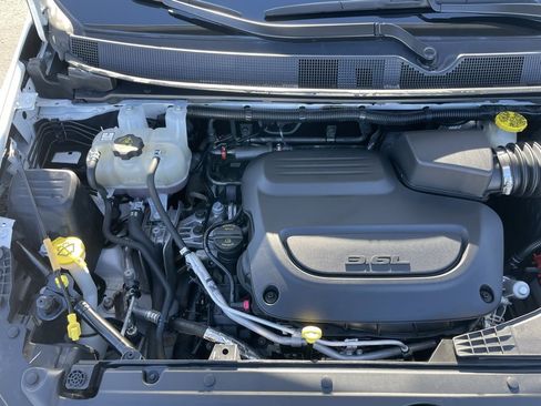 Used 2024 Chrysler Voyager LX image 40