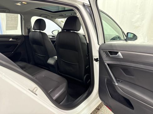 Used 2019 Volkswagen Golf SE image 29