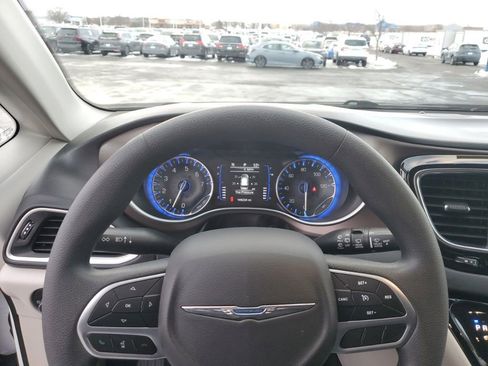 Used 2018 Chrysler Pacifica Touring Plus image 12