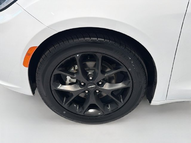 Used 2025 Chrysler Pacifica Limited FWD image 25