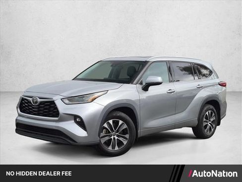 Used 2021 Toyota Highlander XLE AWD/4WD image 1