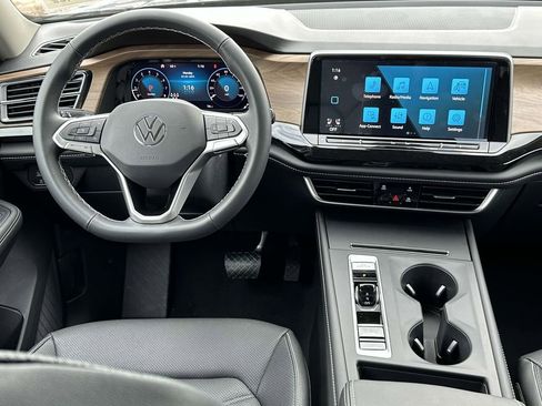 Used 2025 Volkswagen Atlas SE image 3