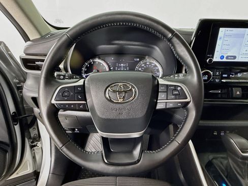 Used 2023 Toyota Highlander LE AWD/4WD image 13