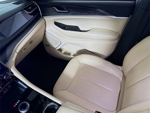 Used 2023 Jeep Grand Cherokee Limited w/ Luxury Tech Group II image 22