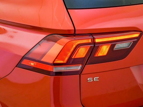 Used 2022 Volkswagen Tiguan SE w/ Panoramic Sunroof Package image 12