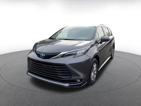 Used 2025 Toyota Sienna XLE image 7