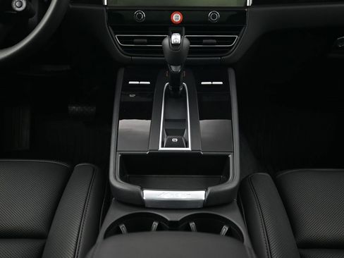 Certified 2026 Porsche Macan image 10