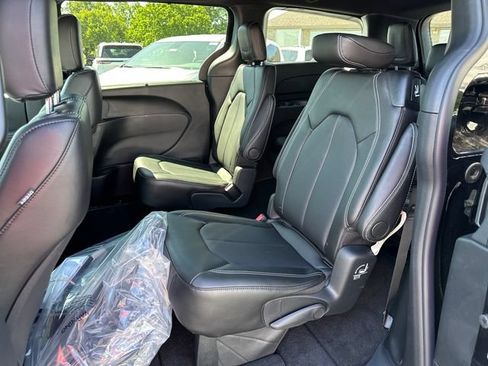 New 2027 Chrysler Pacifica Select AWD/4WD image 12