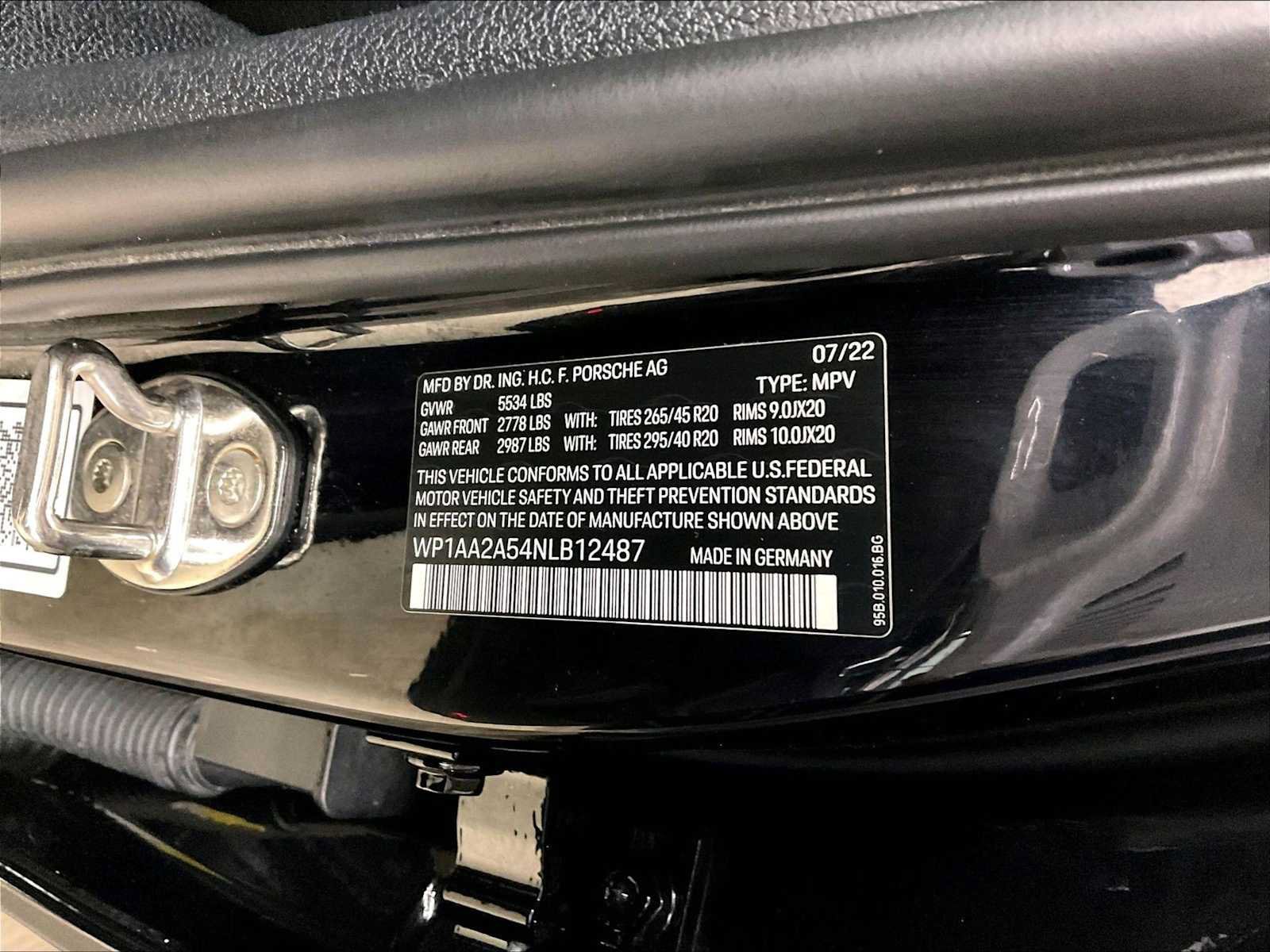 Certified 2022 Porsche Macan AWD/4WD image 36