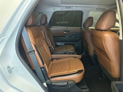 Used 2025 Nissan Pathfinder Platinum AWD/4WD image 17