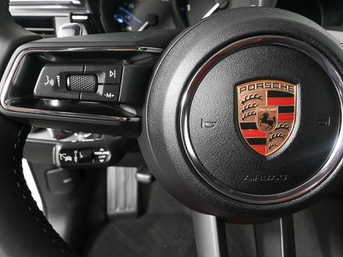 Certified 2025 Porsche Macan image 9