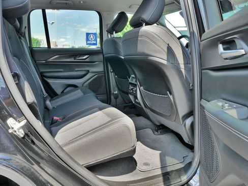 Used 2023 Jeep Grand Cherokee Laredo AWD/4WD image 10