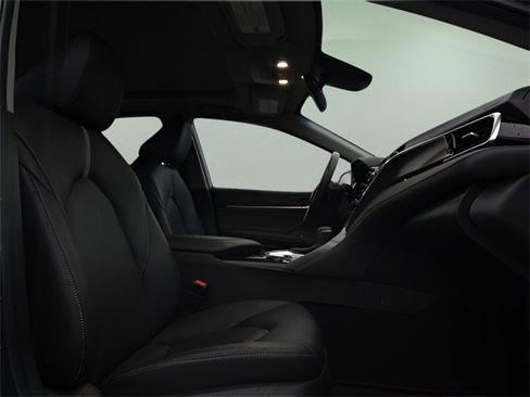 Used 2018 Toyota Camry XSE image 14