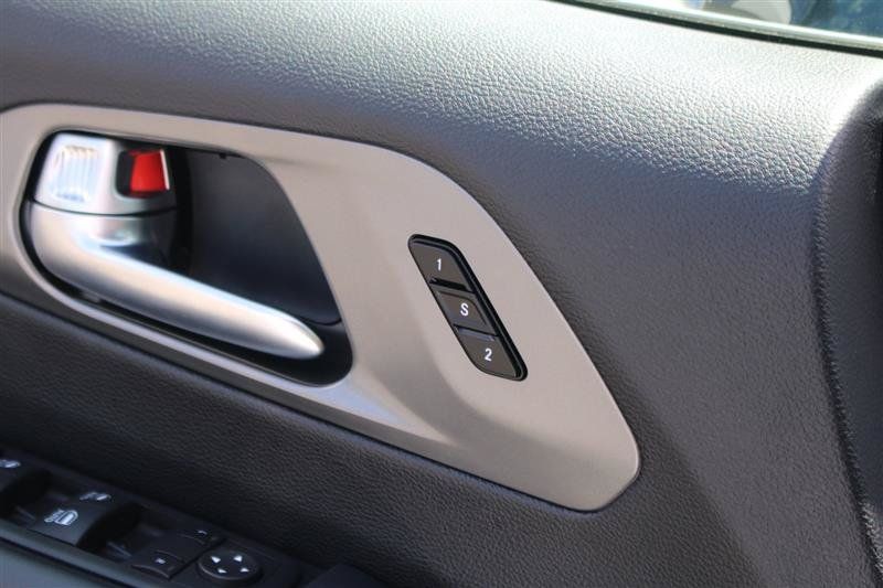 Used 2025 Chrysler Pacifica Select FWD image 12