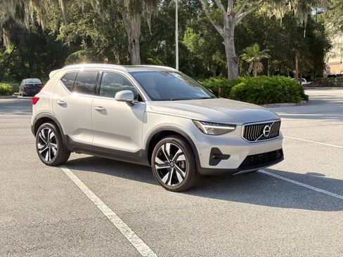Used 2023 Volvo XC40 B5 Ultimate w/ Protection Package Premier AWD/4WD image 2
