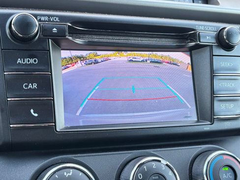 Used 2018 Toyota RAV4 LE FWD image 7